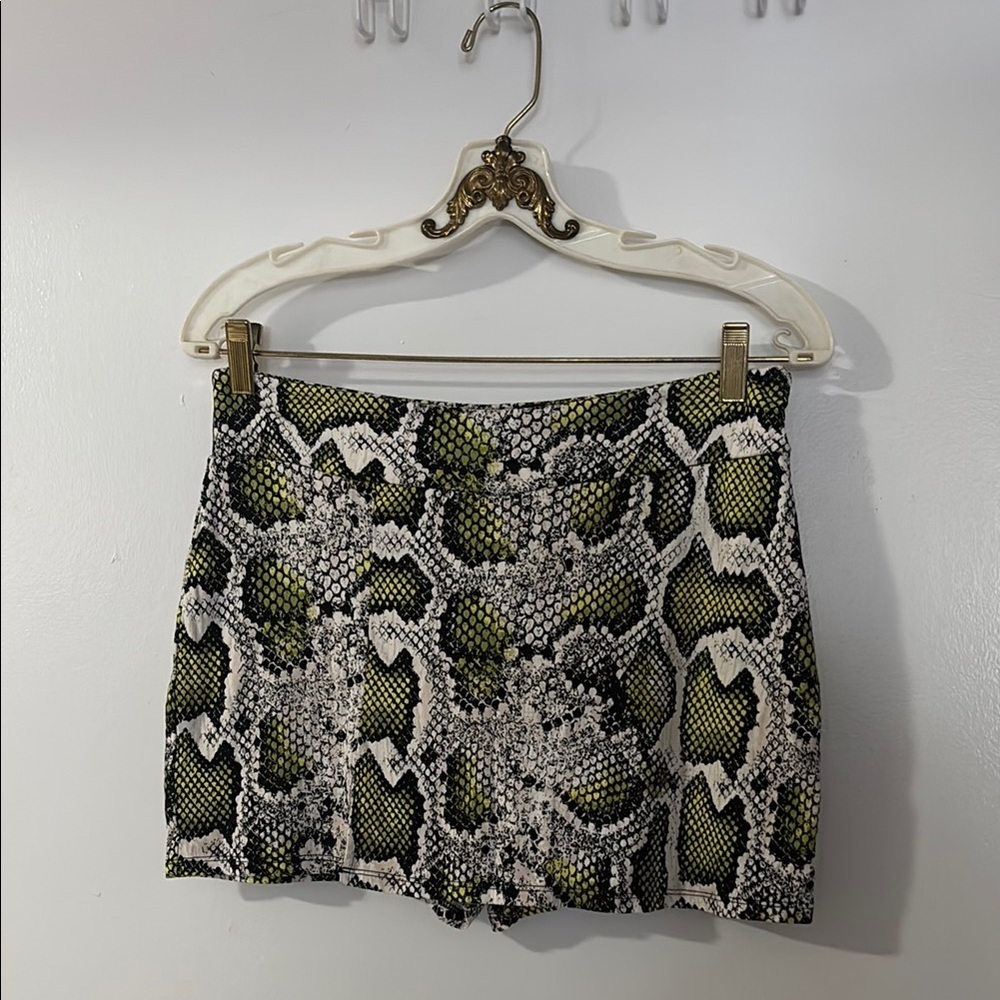 Chic Snakeskin Patterned Skort. Skirt with shorts​
